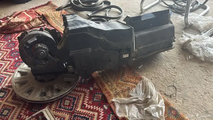 قطع غيار سيارات اكلاسكية من1979 الى 2010 5