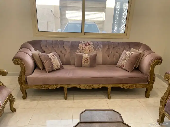 طقم كنب 8 أشخاص مستعمل حالته وسط مع ثريا وطاوله صغيره للليع 2