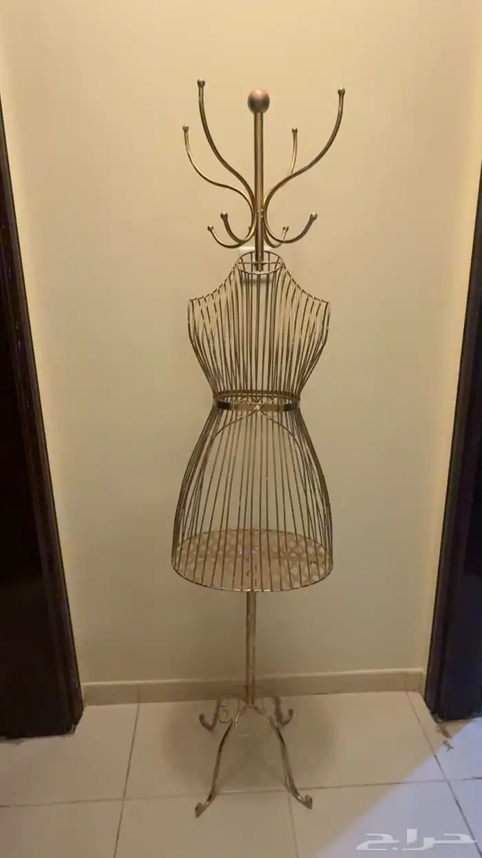 مانيكان ذهبي للإيجار ب50ريال 0