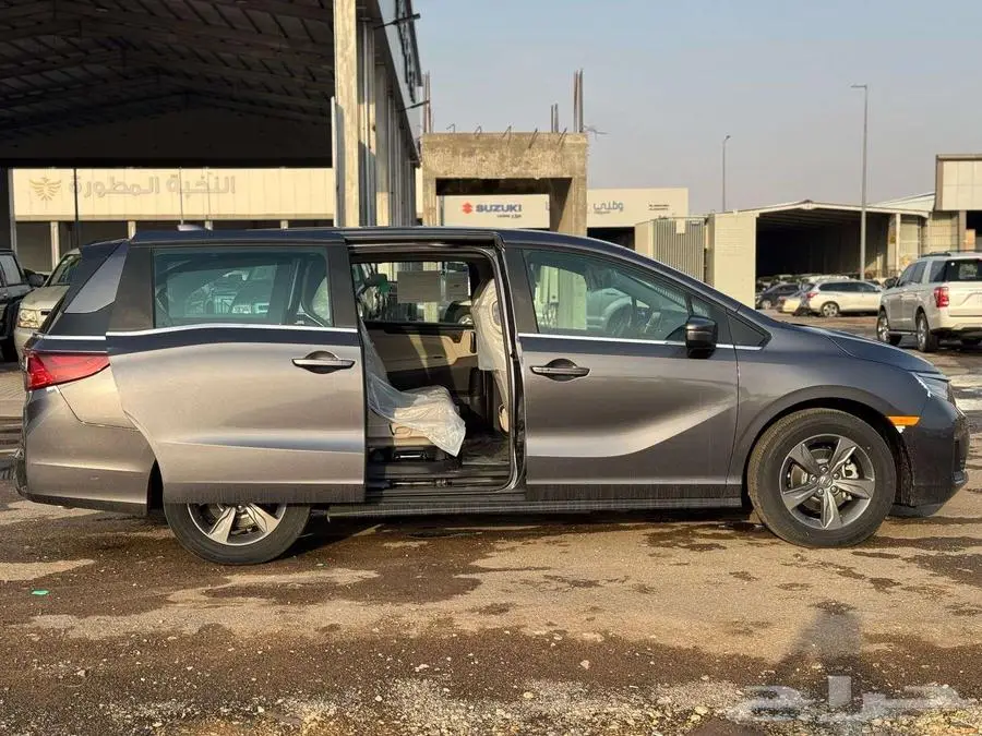 هوندا اوديسي LX موديل 2025 - اللون - ابيض - فضي - رمادي 4