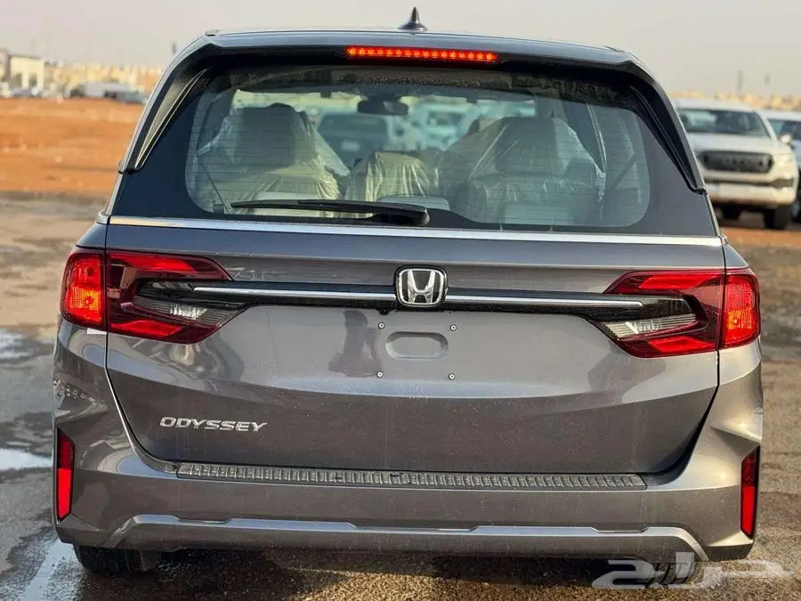 هوندا اوديسي LX موديل 2025 - اللون - ابيض - فضي - رمادي 3