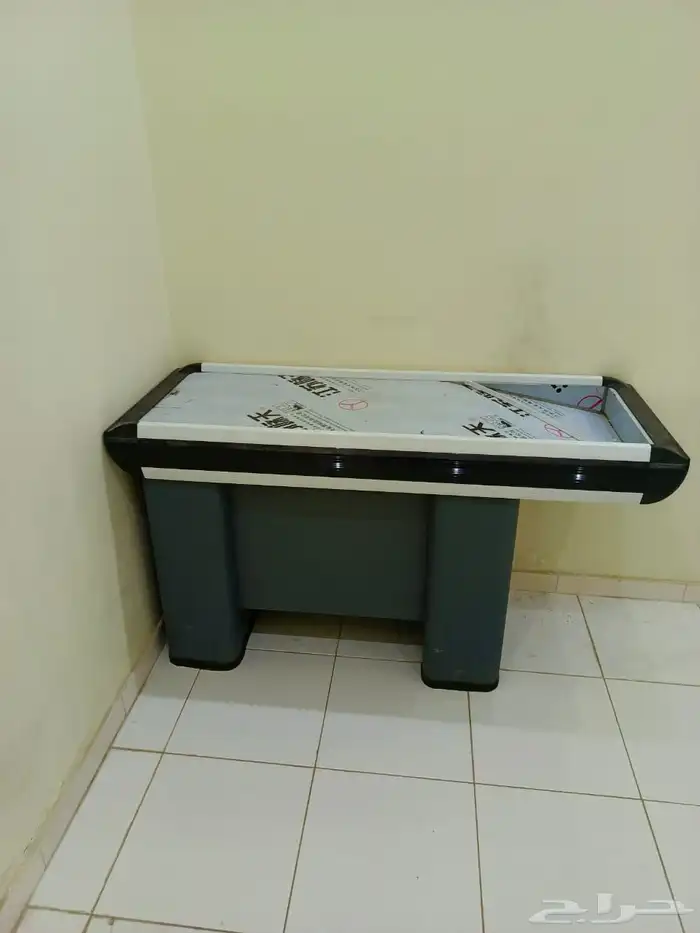 طاولة كاشير شبه جديدة 3