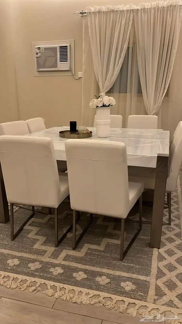 طاولة 8 كراسي مع شوفونيره جديدة جدا   ب 5 الالف قابل للتفاوض 0