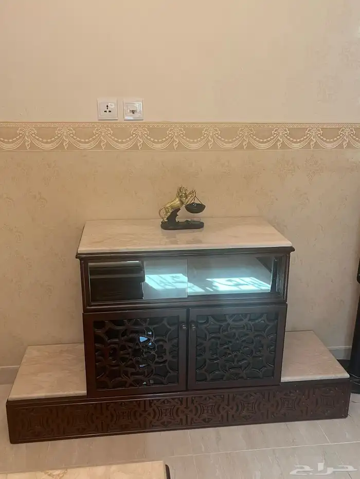 كنب طقم مع طاوله تلفزيون و ديكور تلفزيون و ديكور شباك 2