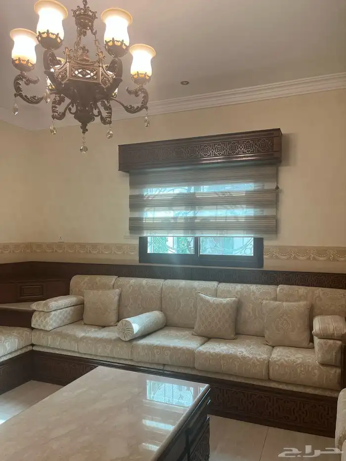 كنب طقم مع طاوله تلفزيون و ديكور تلفزيون و ديكور شباك 0