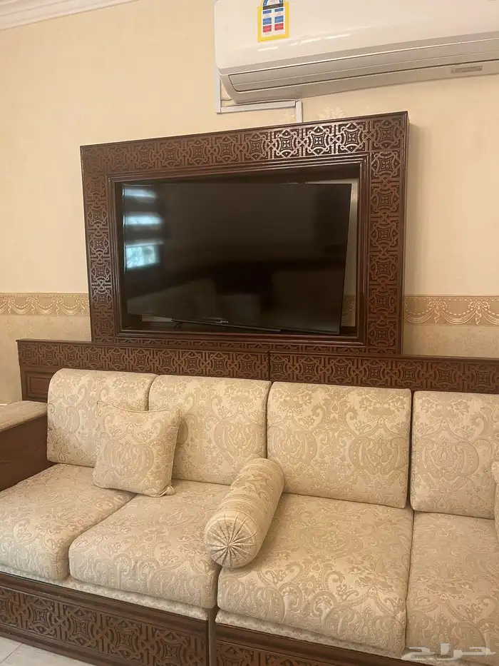كنب طقم مع طاوله تلفزيون و ديكور تلفزيون و ديكور شباك 1