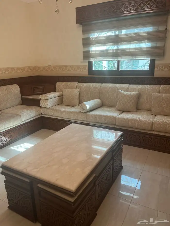 كنب طقم مع طاوله تلفزيون و ديكور تلفزيون و ديكور شباك 4