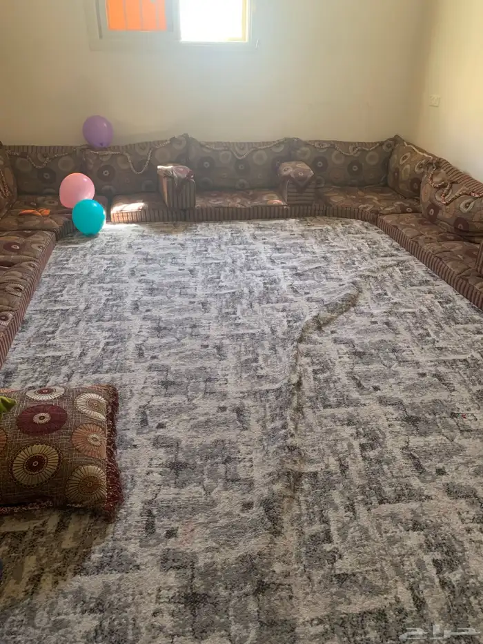 مجلس كبير بحاله جيده جدا معه موكيت 4 5 سعره 500 ريال 0