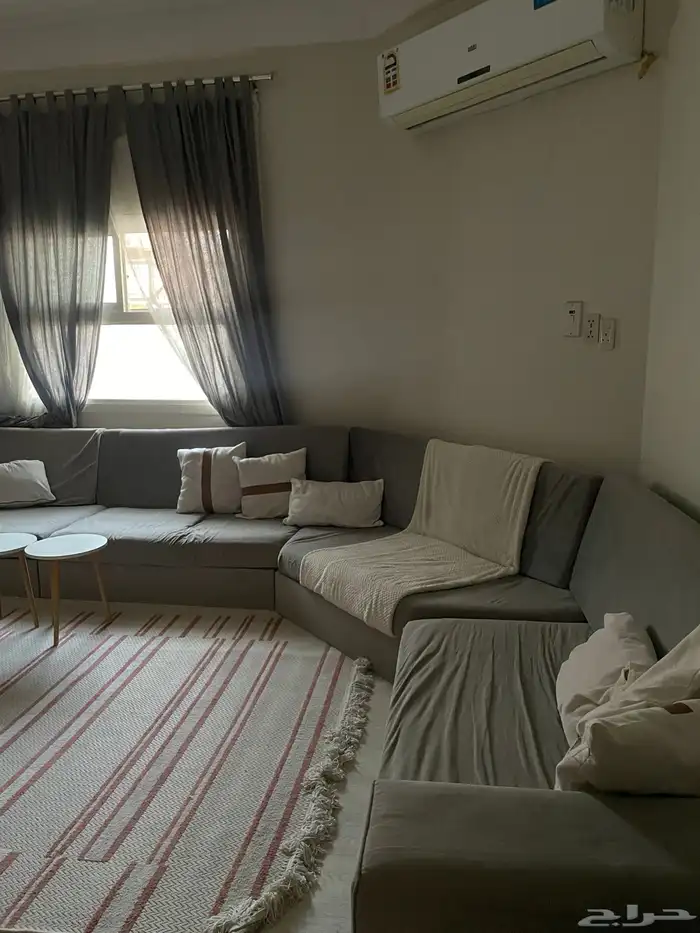 كنب لون رمادي يجلس فيه اكثر من ثمان اشخاص 1