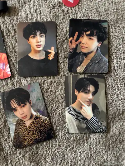 أغراض الفرقه الكوريه بي تي إس BTS  عصا التشجيع و فوتوكاردز 3