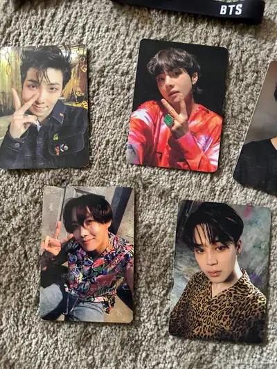 أغراض الفرقه الكوريه بي تي إس BTS  عصا التشجيع و فوتوكاردز 2