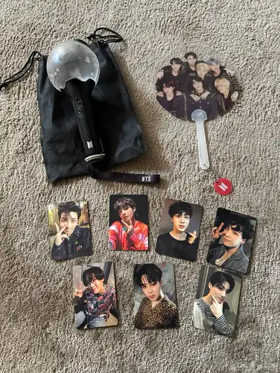 أغراض الفرقه الكوريه بي تي إس BTS  عصا التشجيع و فوتوكاردز 1