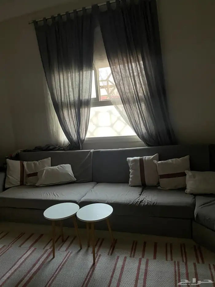 كنب لون رمادي يجلس فيه اكثر من ثمان اشخاص 2