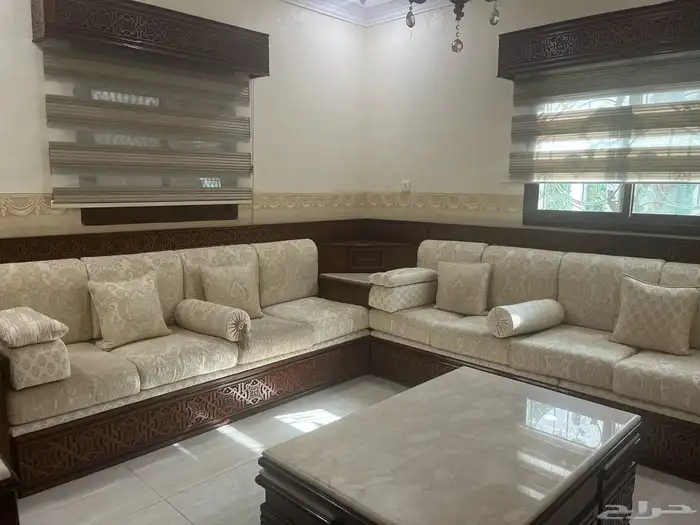 كنب طقم مع طاوله تلفزيون و ديكور تلفزيون و ديكور شباك 5