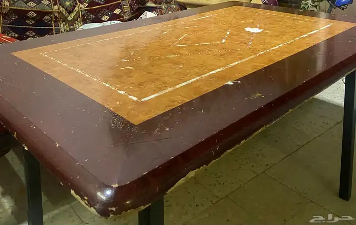 وطاوله طعام طول متر ونص اللون بني لكن قديمه تحتاج سفره 0