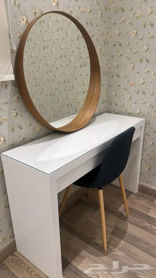 تسريحة بكرسي مع مرايا ايكيا بحالة ممتازة 1