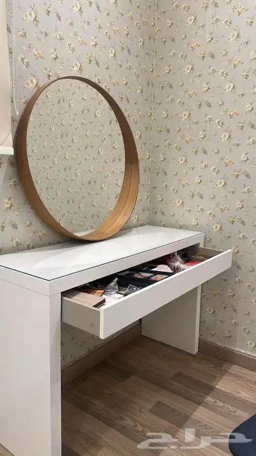 تسريحة بكرسي مع مرايا ايكيا بحالة ممتازة 2