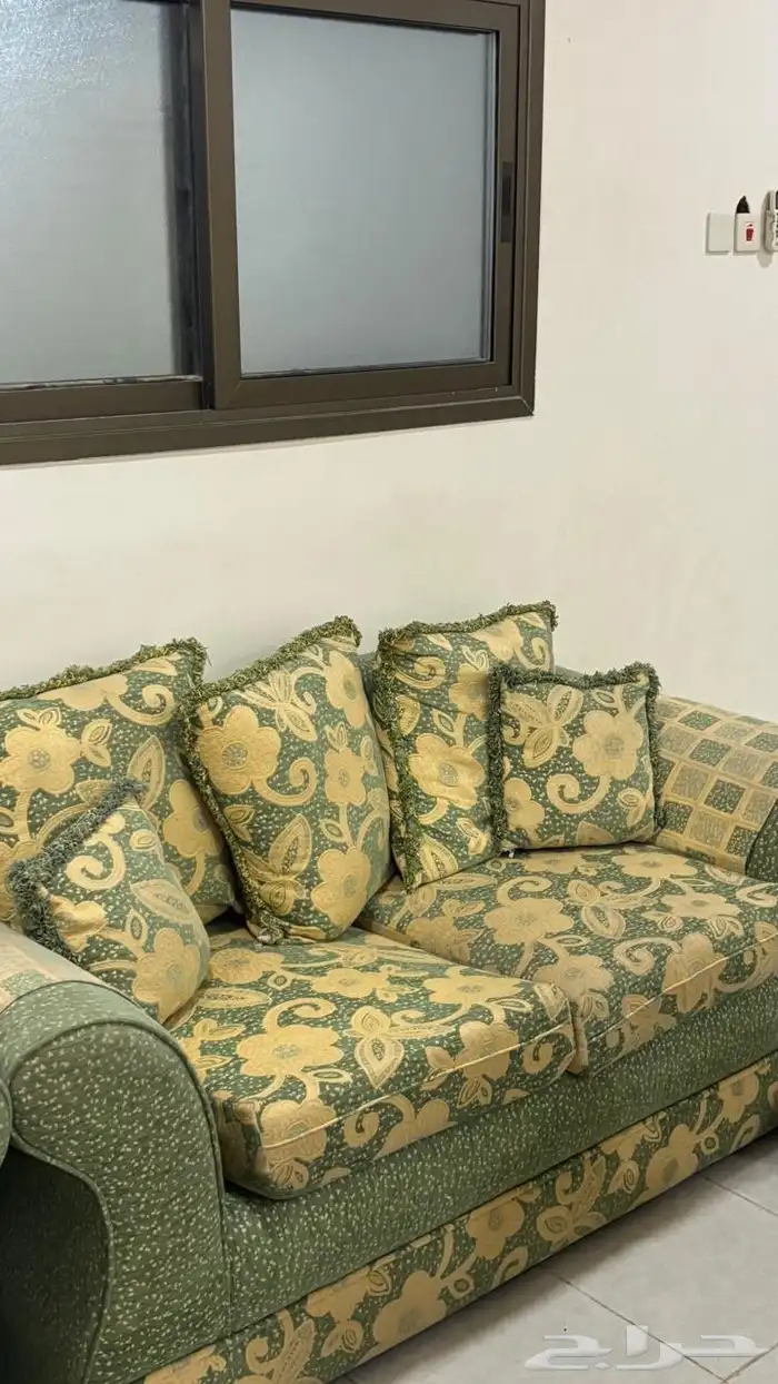 كتب وطاولات للبيع بحاله جيده 2