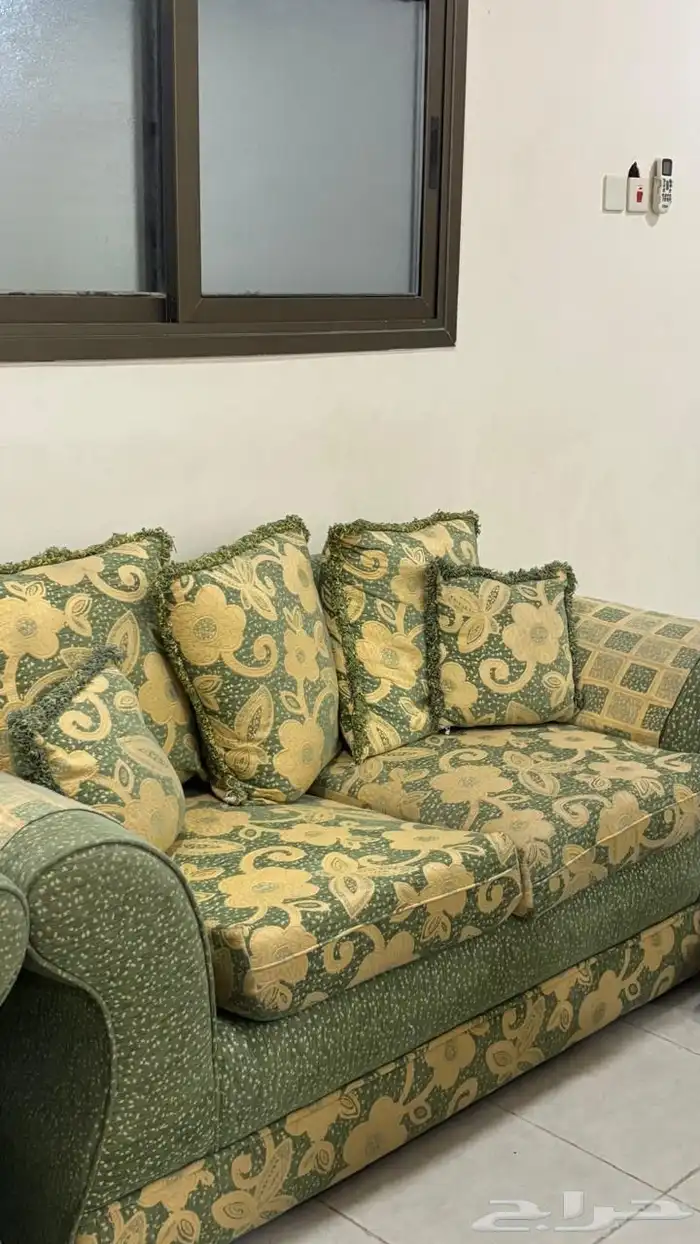 كتب وطاولات للبيع بحاله جيده 1