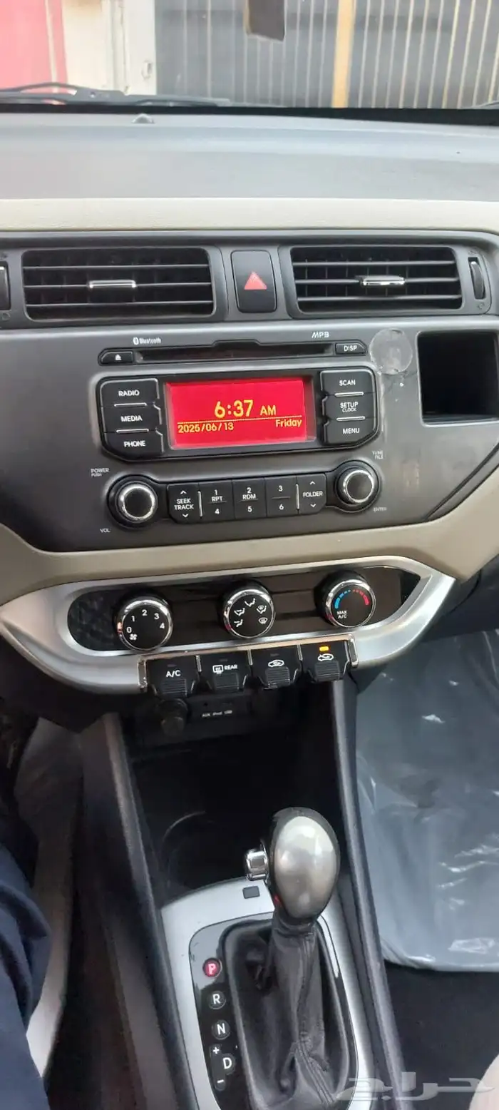 كيا ريو فل كامل 2015 kia rio hatchback 6