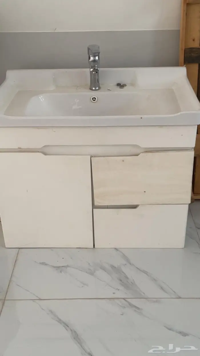 مغسلة رخام مع شبابيك زجاج ازرق شفاف 1