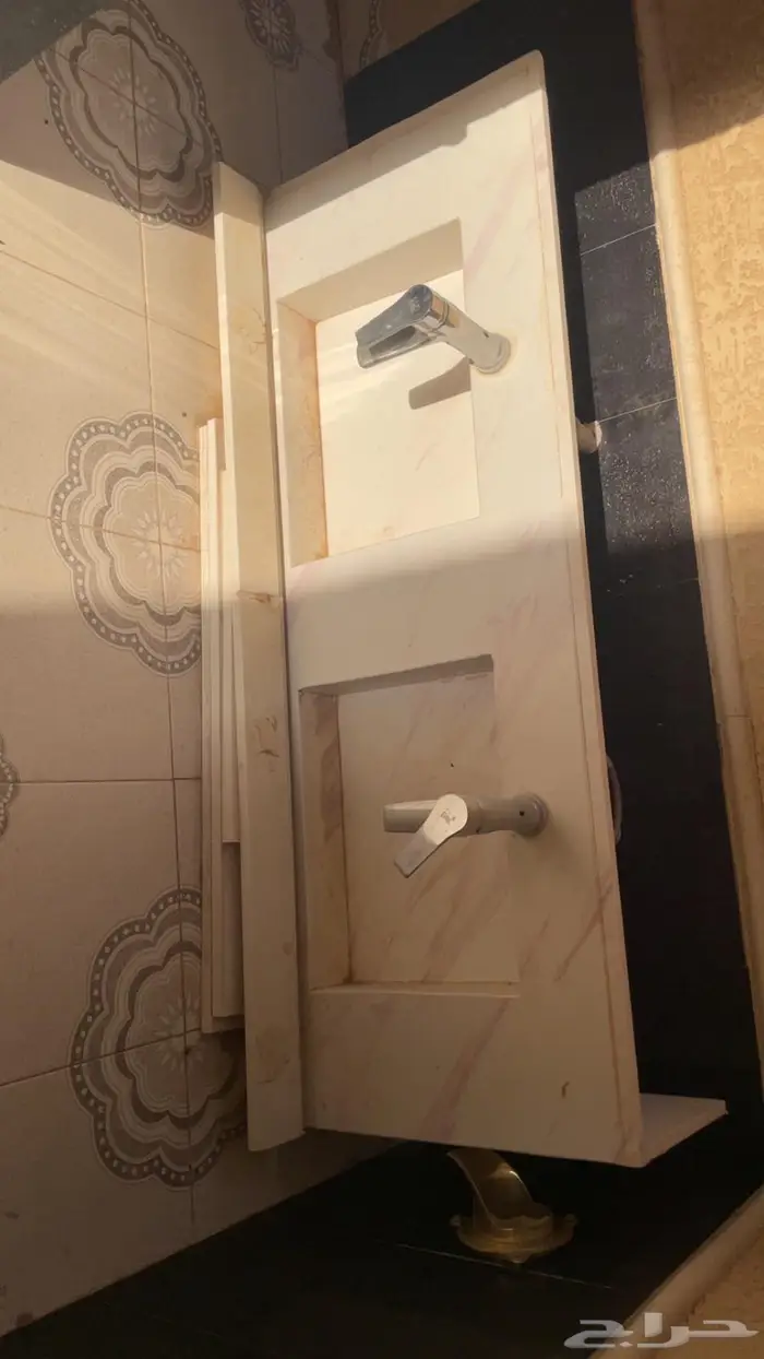 مغسلة رخام مع شبابيك زجاج ازرق شفاف 0