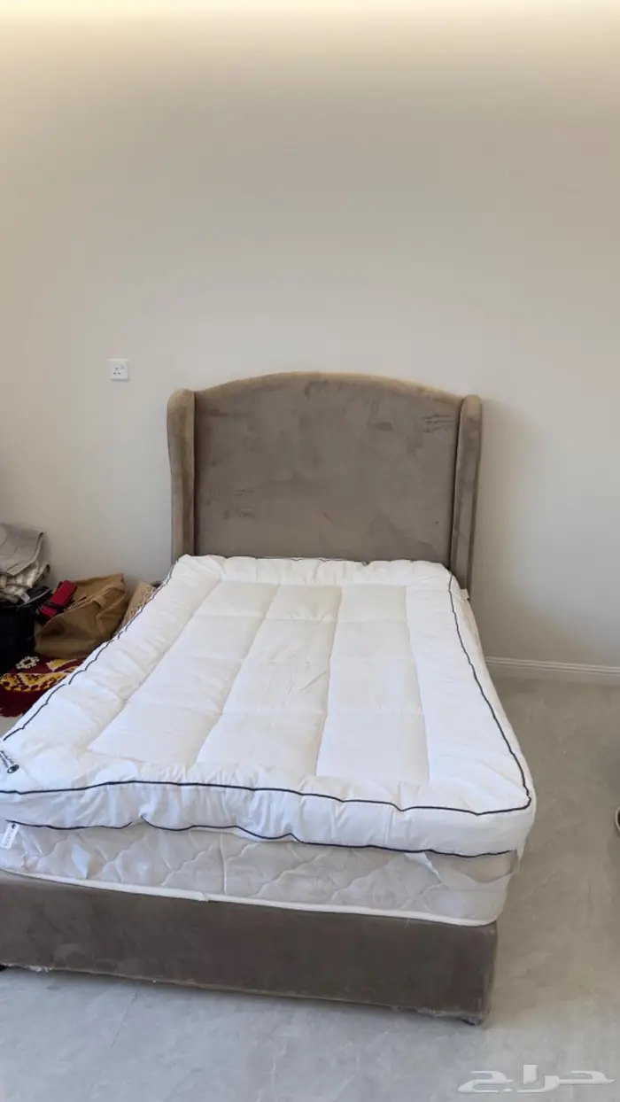 سرير شبه جديد منجد بالكامل 1
