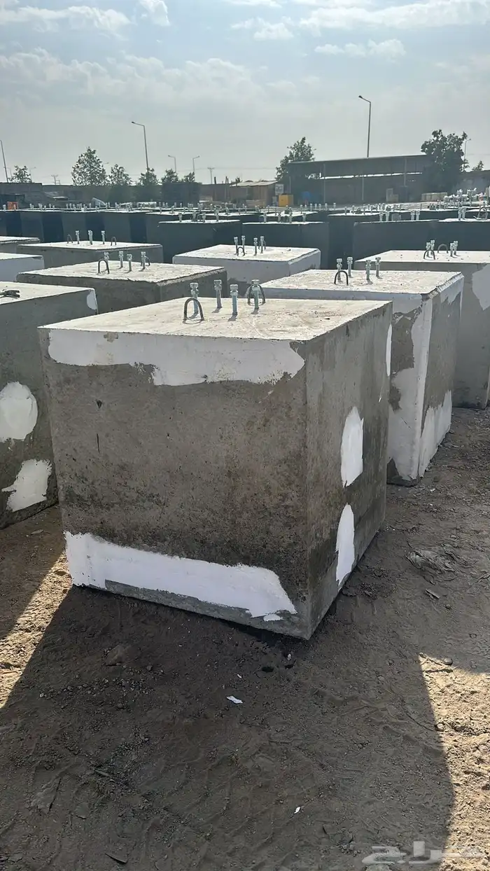 حواجز خرسانية منهول قواعد انارة 2