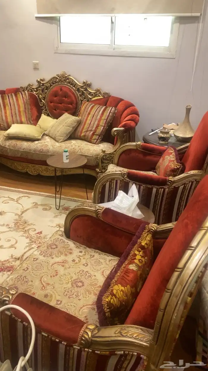 كتب نظاف معه 3 طاولات كبيره وفرشه وطاولات خدمه 0