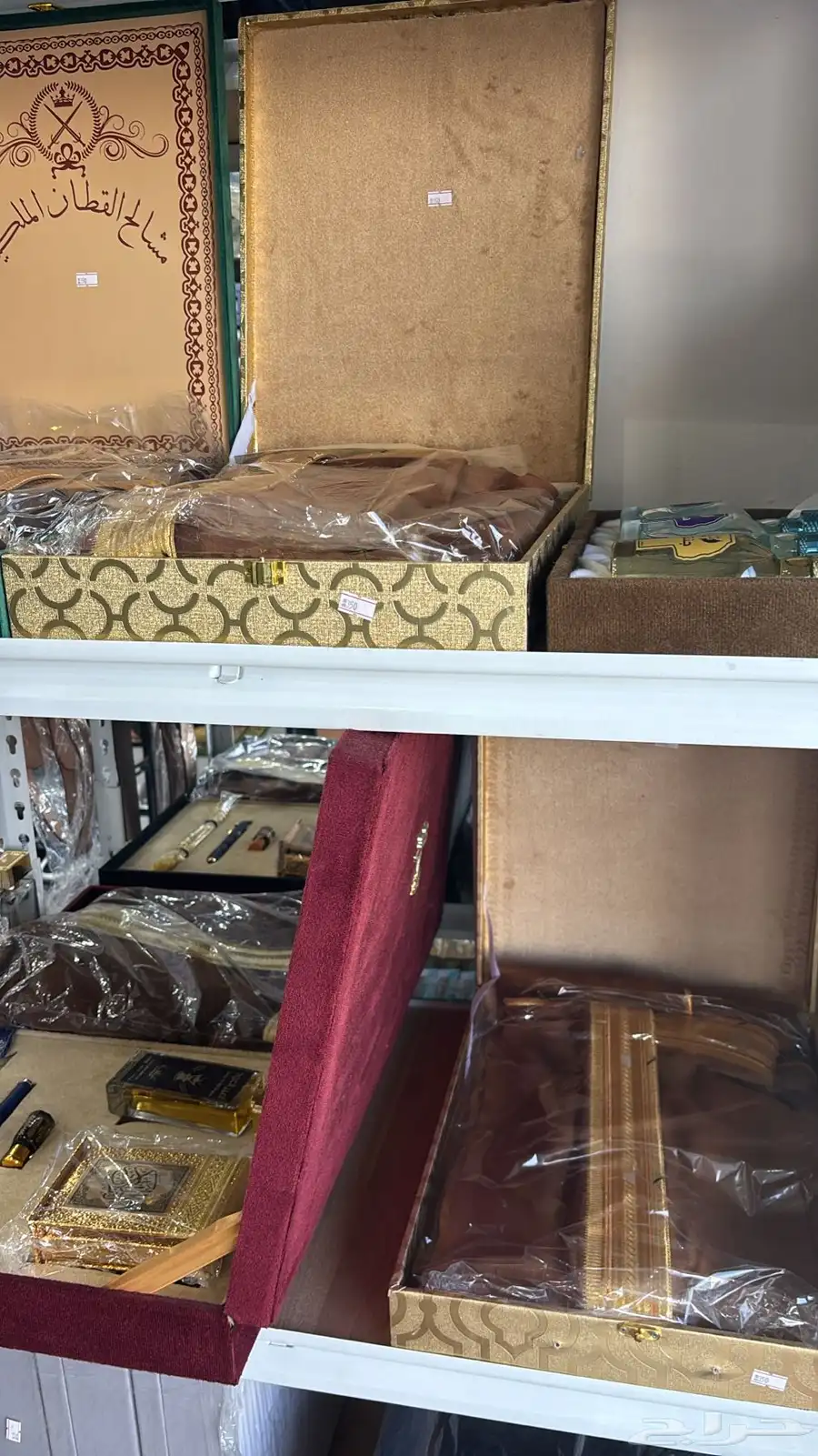 سبح و اطقم و محافظ وساعات و جنابي بمحل الفارس الشهم 32
