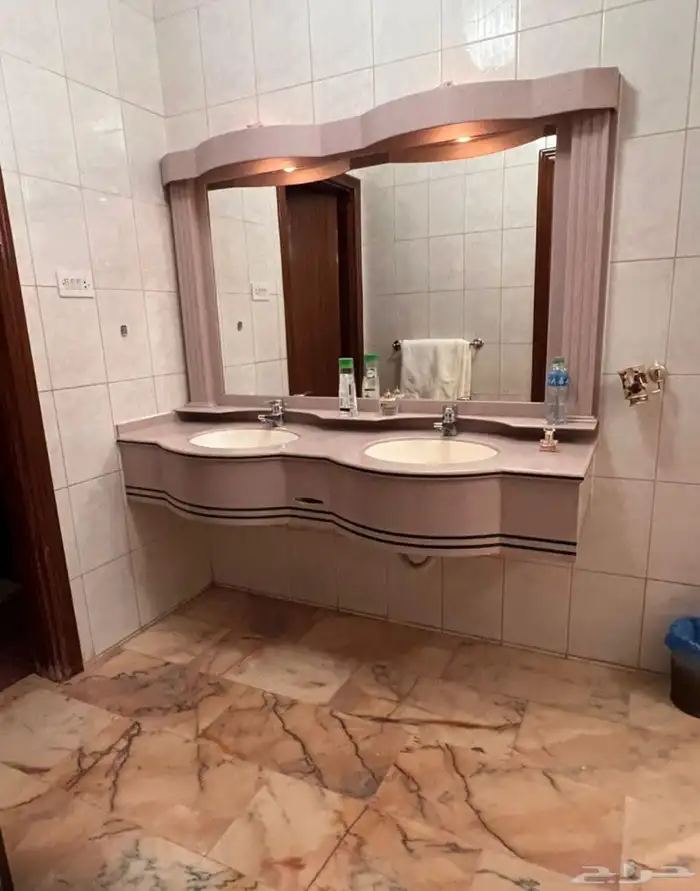 عماره تجاريه سكنيه بسعر لقطه في حي الدفاع على شارع40 م 12