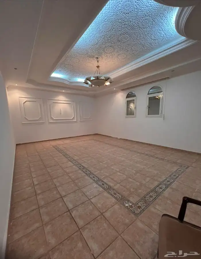 عماره تجاريه سكنيه بسعر لقطه في حي الدفاع على شارع40 م 10