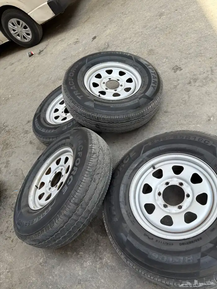 أربعه كفرات مع جنوط نيسان مقاس 16-85 235 نظيفه 27