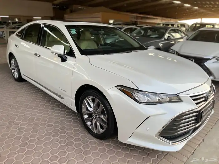 تويوتا افالون 2021. فل 10