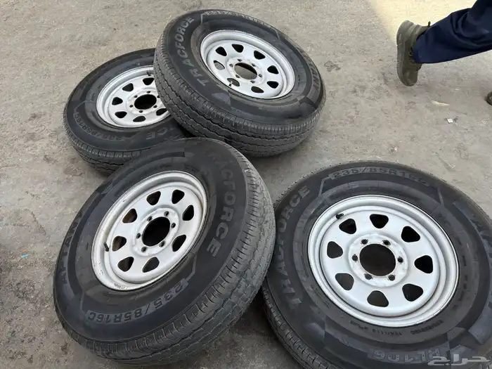 أربعه كفرات مع جنوط نيسان مقاس 16-85 235 نظيفه 25