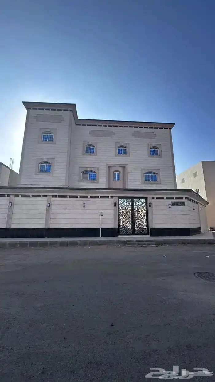 للبيع فله و 4 شقق للبيع جديده مساحتها 650 0