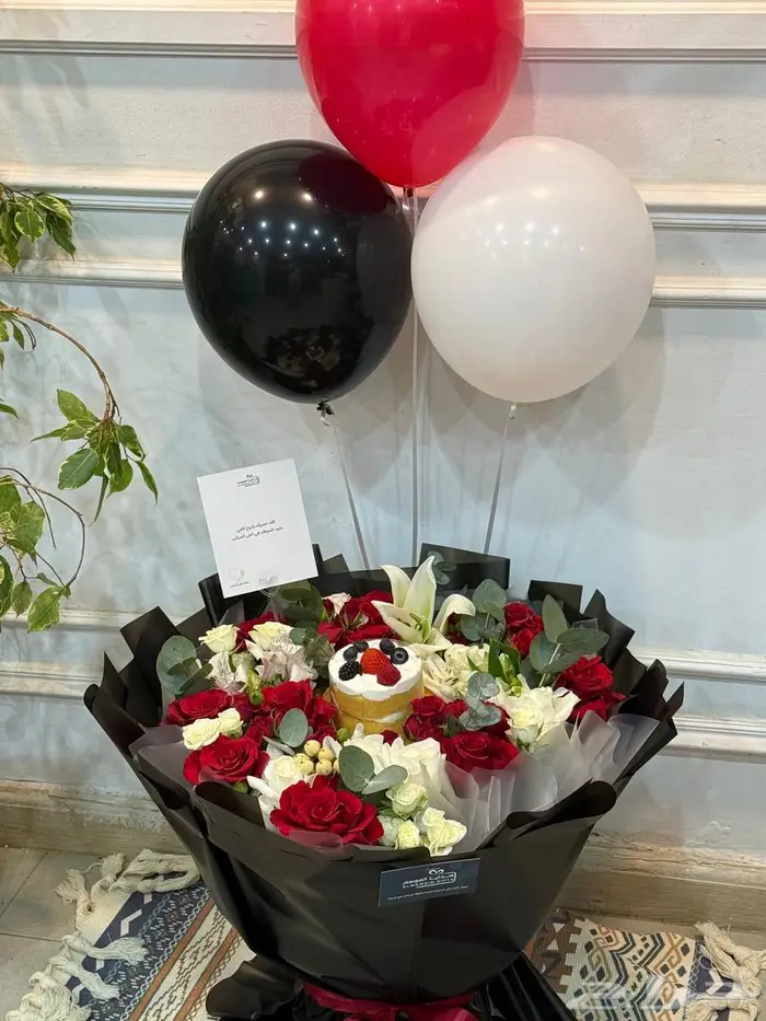 باقة ورد مع كيكة وبلونات   تابي وتمارا 1