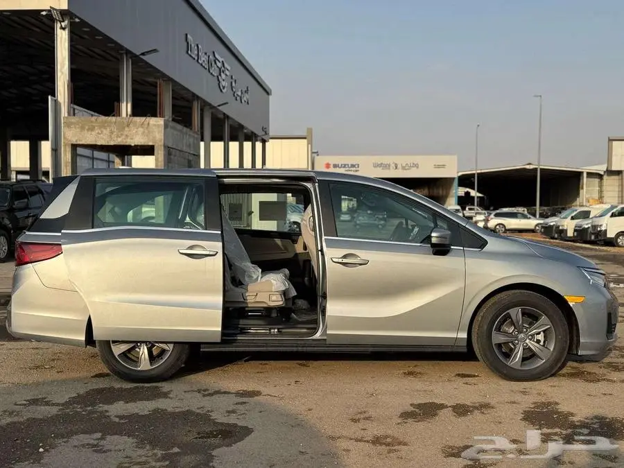 هوندا اوديسي LX موديل 2025 - اللون - ابيض - فضي - رمادي 5