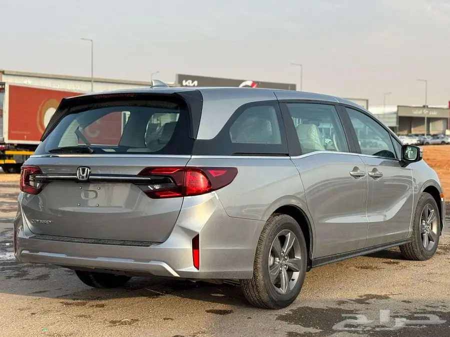 هوندا اوديسي LX موديل 2025 - اللون - ابيض - فضي - رمادي 4