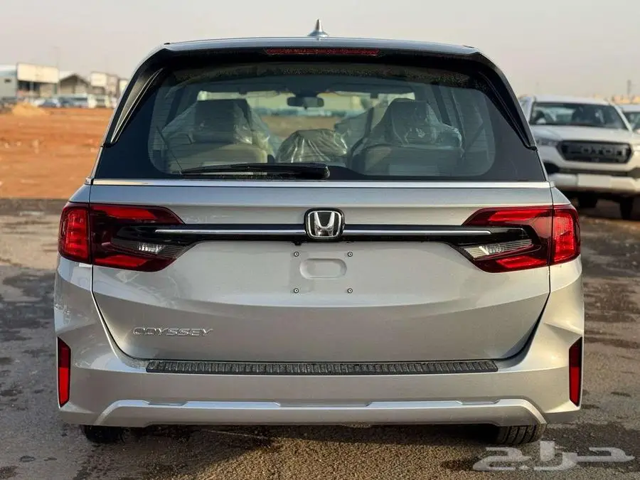 هوندا اوديسي LX موديل 2025 - اللون - ابيض - فضي - رمادي 3