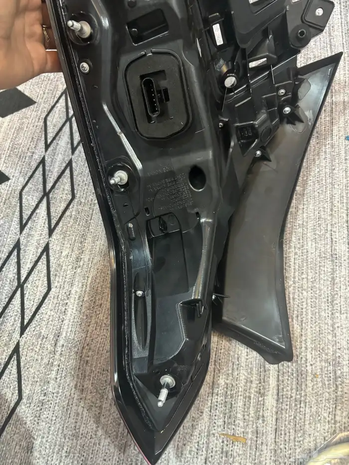 اسطب خلفي يسار كاديلاك 2021 الى 2025 9