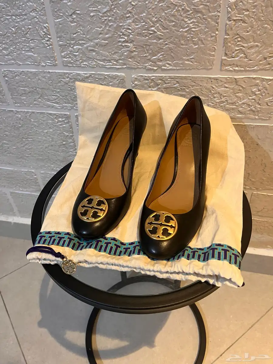 كعب أسود من tory burch 0