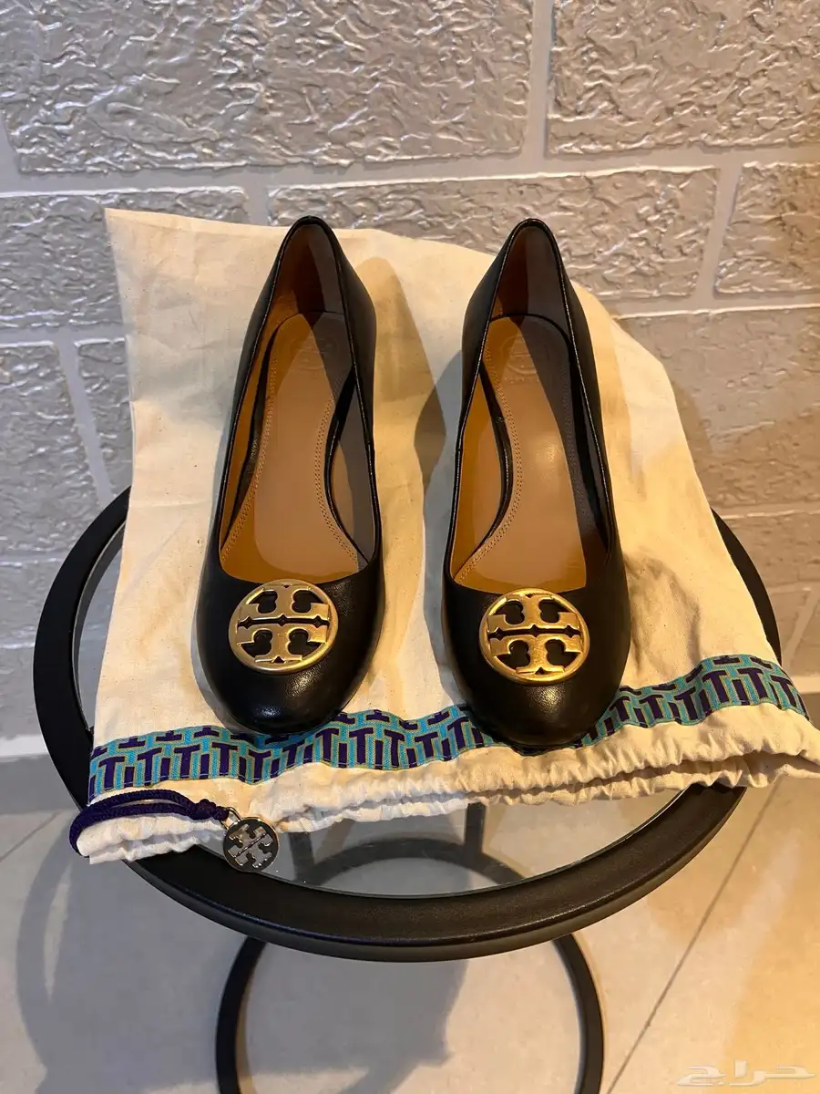 كعب أسود من tory burch 1