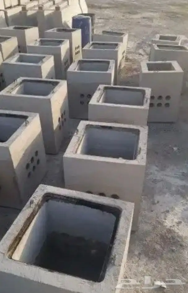 قواعد خرسانية وأعمدة انارة ومناهيل جميع المقاسات 3