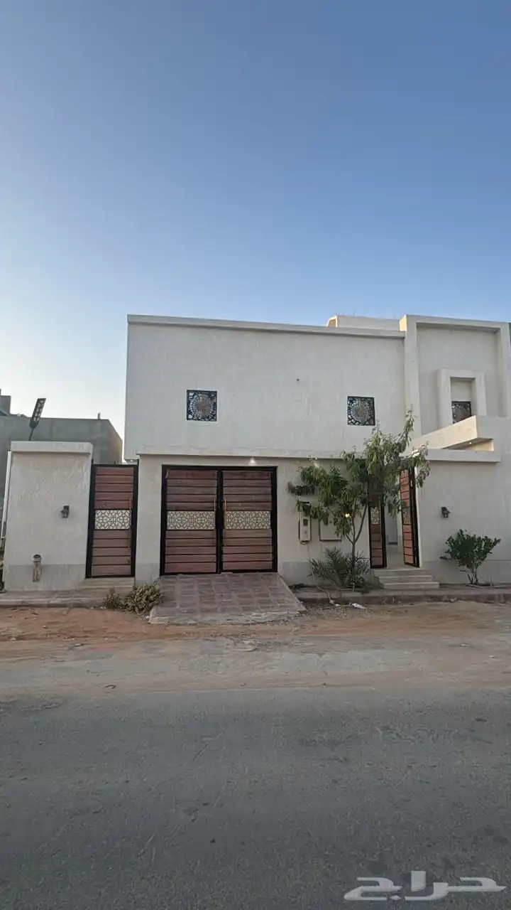 للبيع فيلا مع شقتين في الجبيلة 0