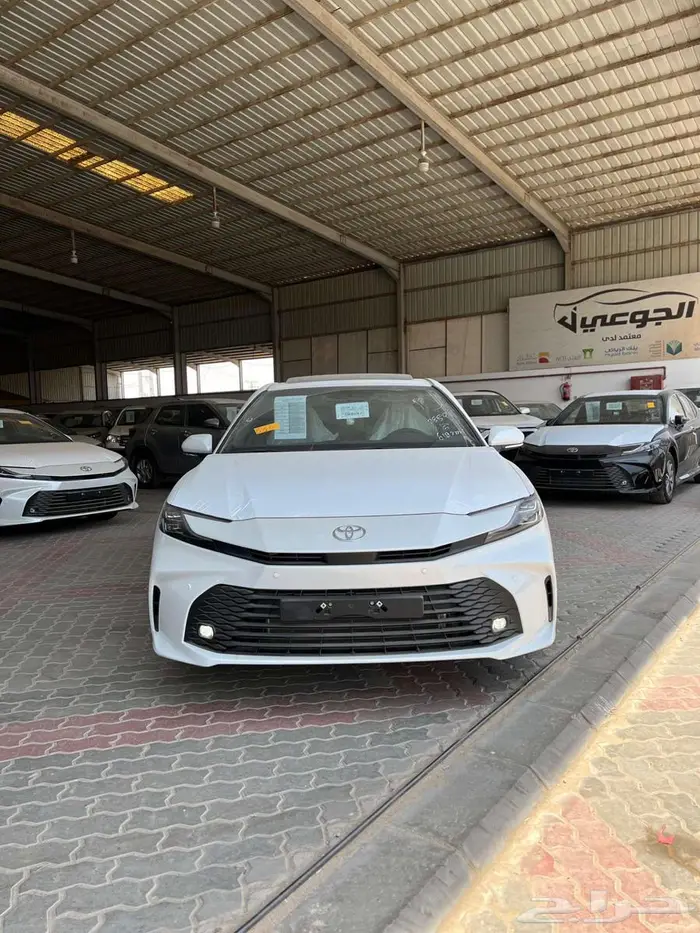 تويوتا كامري LE ابيض 2025 11
