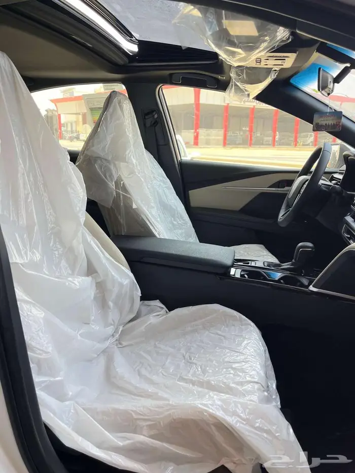 تويوتا كامري LE ابيض 2025 7