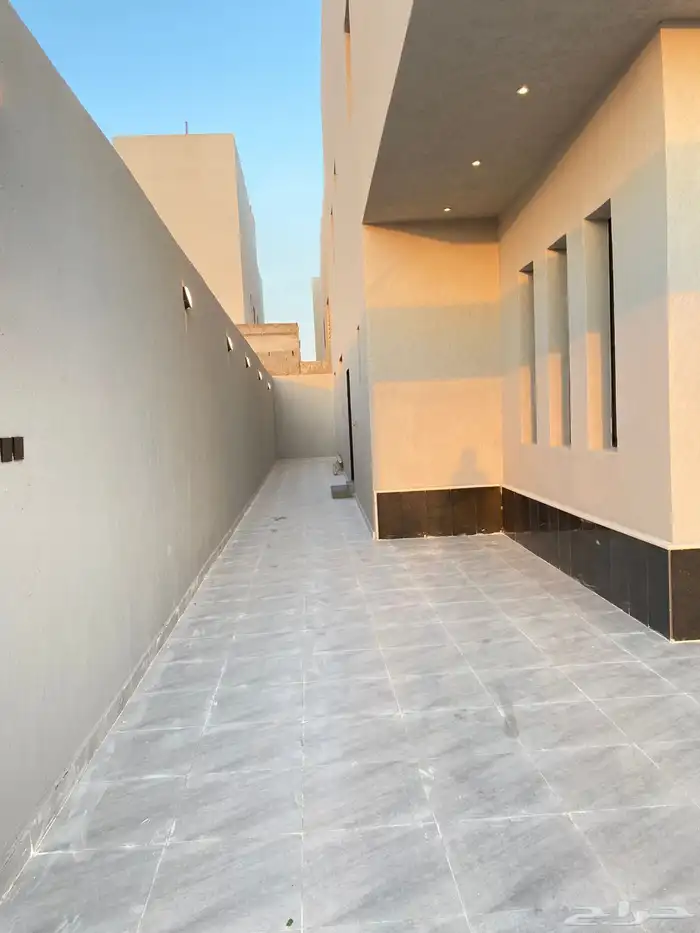 فيلا درج داخلي وشقتين مخطط بوابه الشرق 1