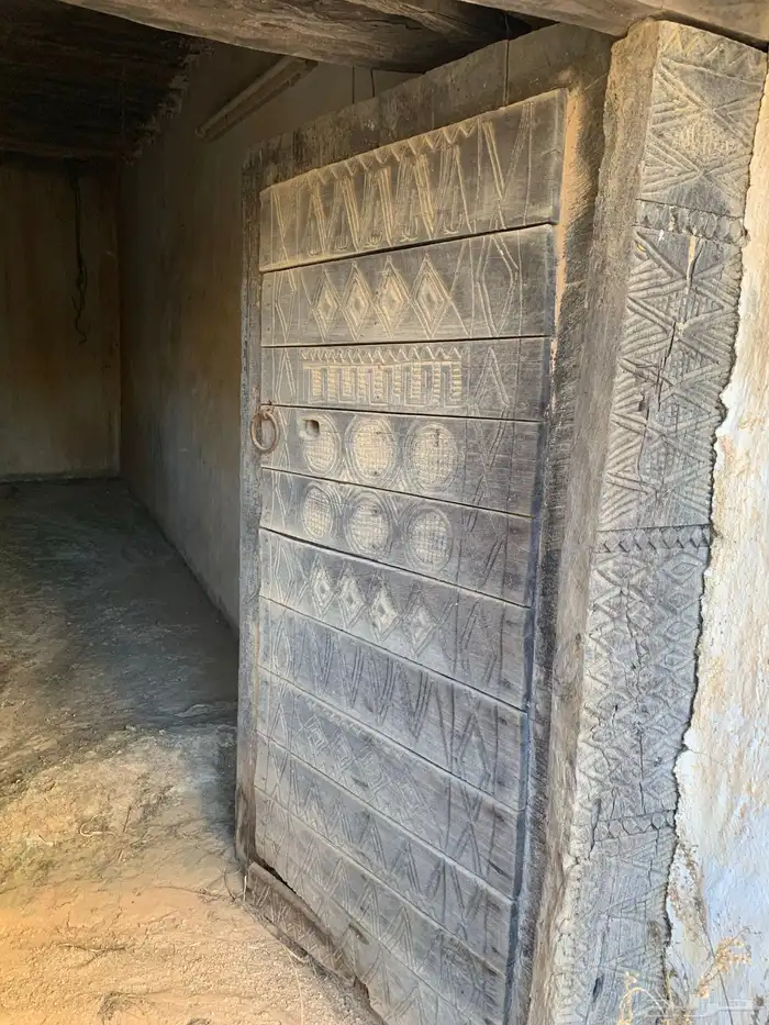 للبيع أبواب ونوافذ وخشب أسقف بيوت قديمة تراثية   حجر المبنى 1