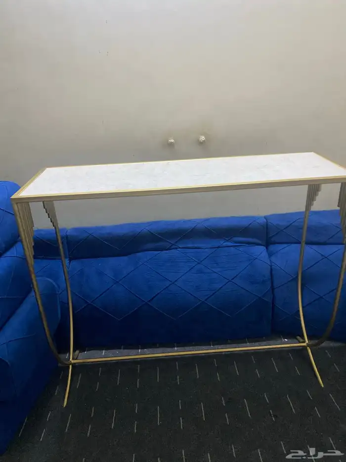 طاولة استقبال شبه جديدة للبيع 1